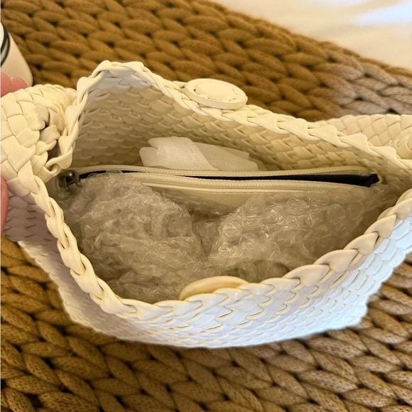 Elegant Cream Woven Women's Bag - Picture 8 of 14